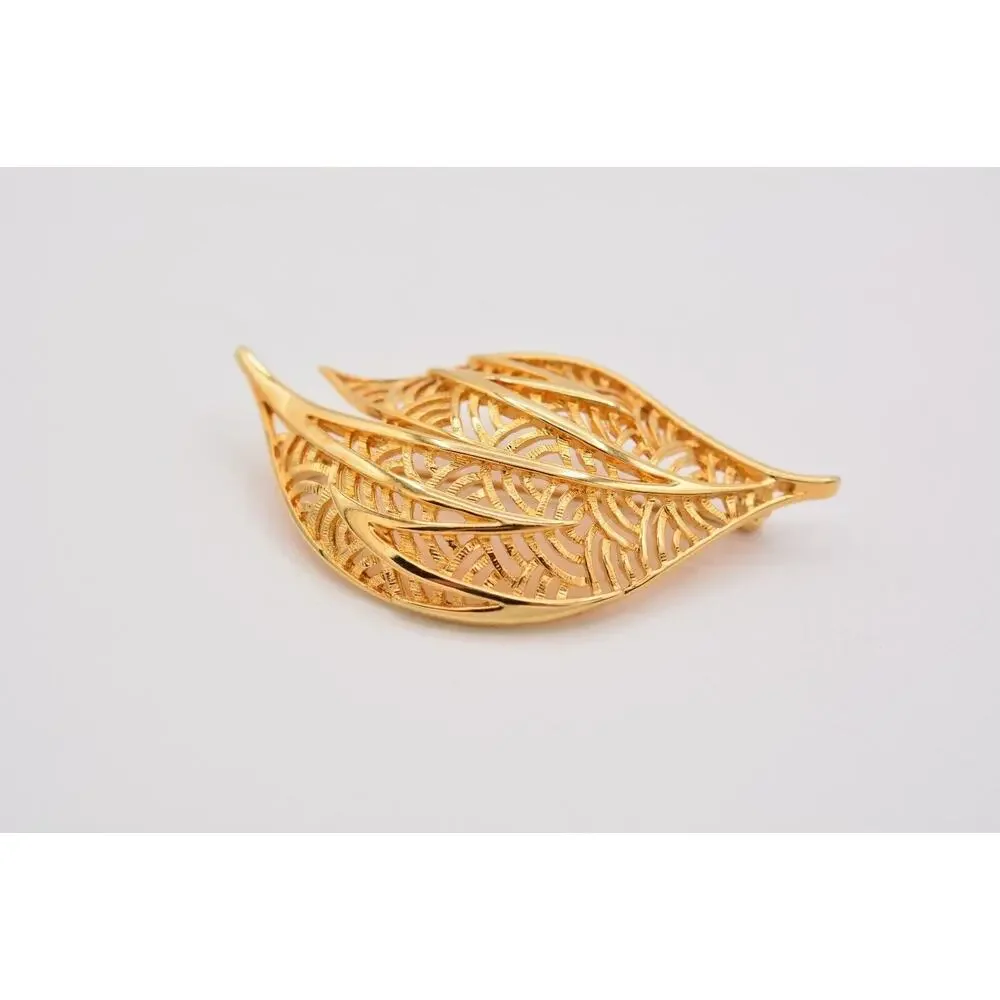 TAT Vintage Leaf Pin Brooch Gold Tone Filigree Shiny Chunky Signed 1980s BinF